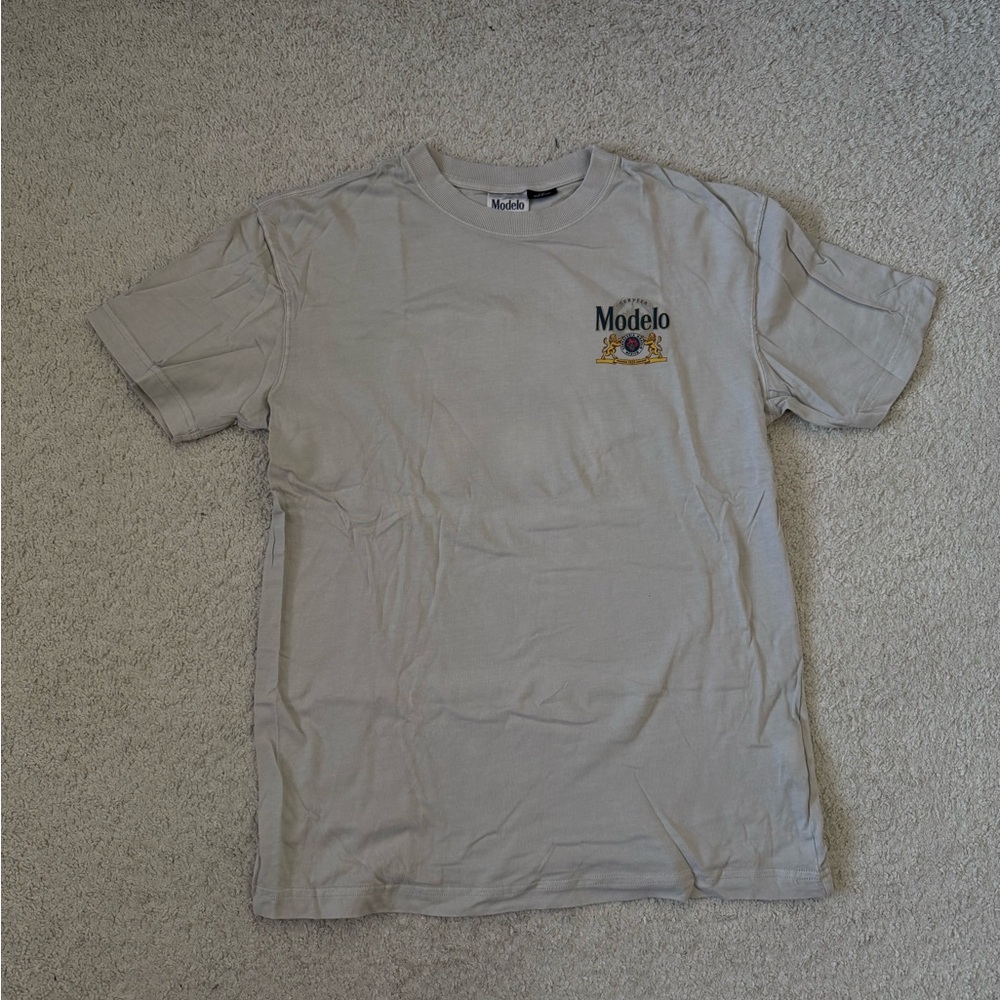 Modelo Cotton On Men's Beige Logo Crew Neck T-Shirt